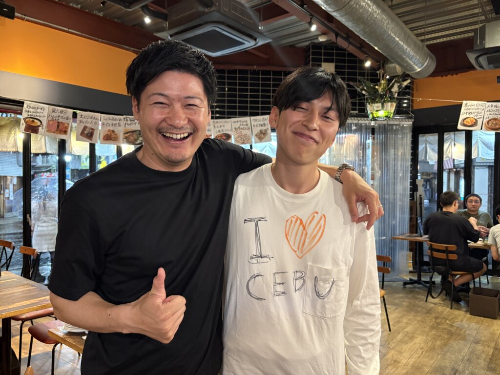 杉浦司さんと石川蓮太朗のツーショット。笑顔で並び、手書きで「I ❤️ CEBU」と書かれたTシャツが印象的な一枚。浜松のレストランにて撮影。