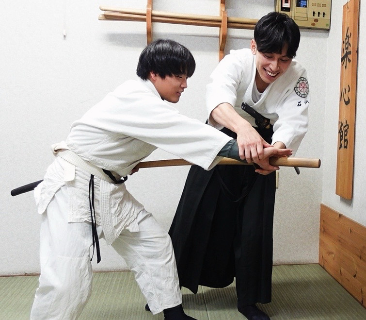 無限神刀流居合術の指導風景|木刀で技を伝える師と弟子