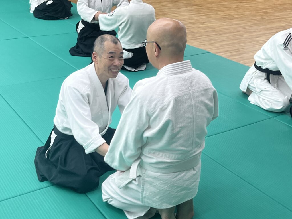 古川一刀斎博文先生の稽古風景|門下生と和やかに対話する様子