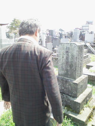 渋谷東馬の墓前で祈る長尾全祐先生｜大東流合気柔術・会津小野派剣術の精神的継承者